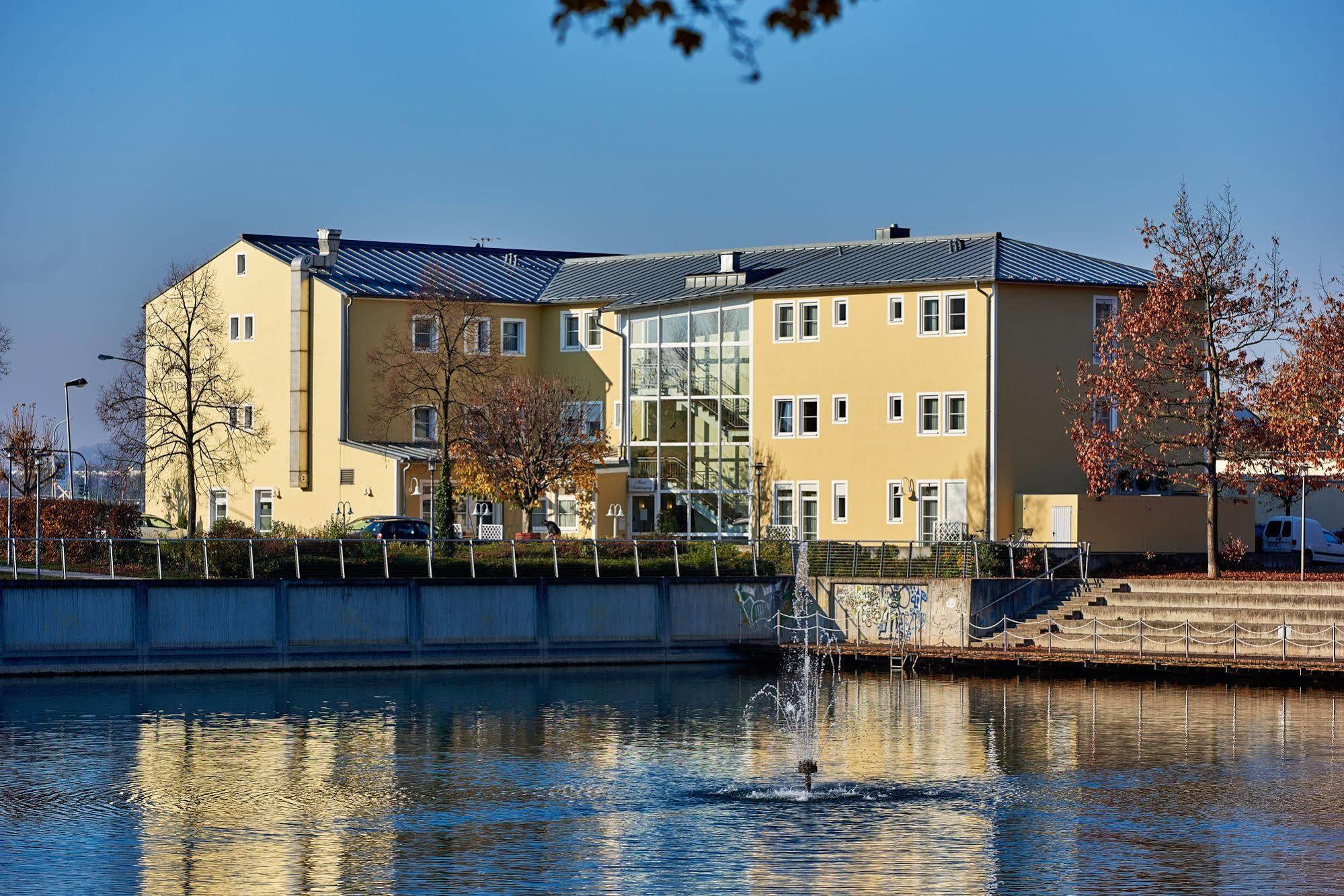 Hotel Am See Neutraubling Exterior foto