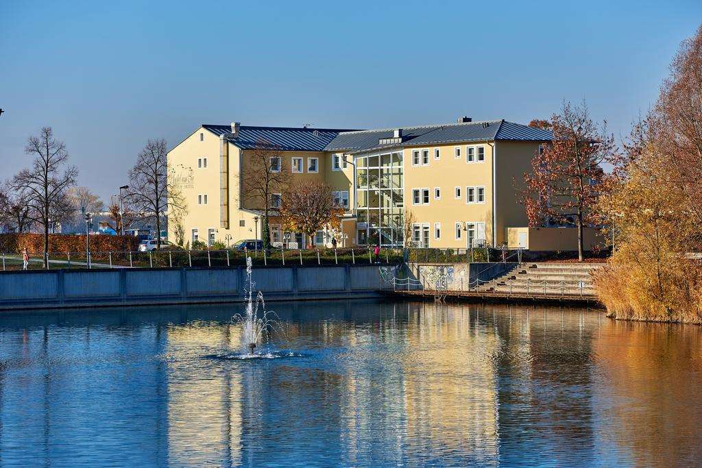 Hotel Am See Neutraubling Exterior foto